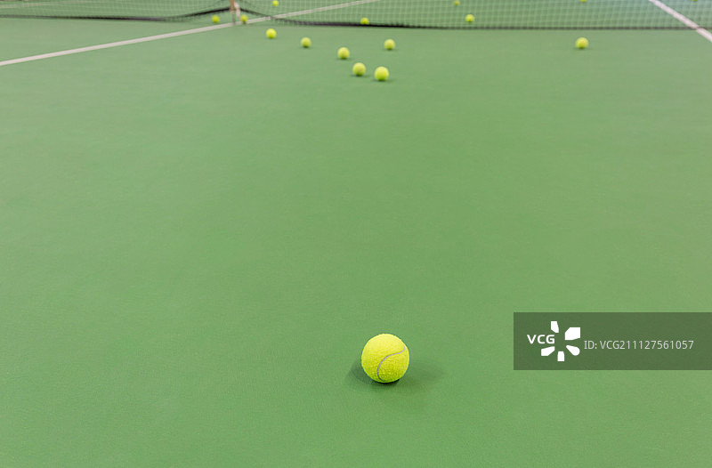 室内网球场的网球图片素材