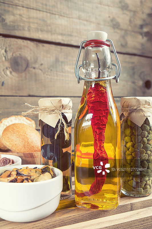 一瓶橄榄油和辣椒。地中海食物。图片素材