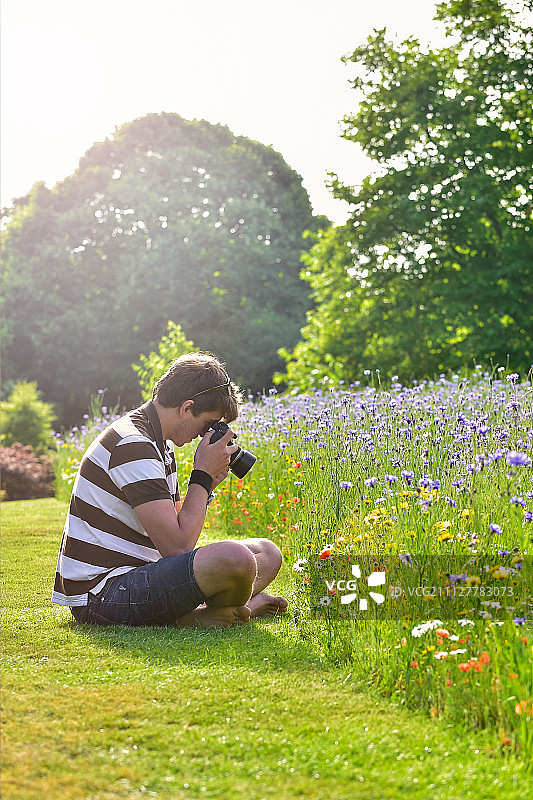 年轻英俊的白人摄影师在植物园图片素材