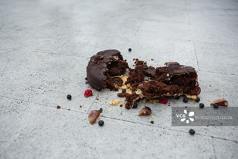 咖啡厅地板上的巧克力蛋糕的高角度视图图片素材