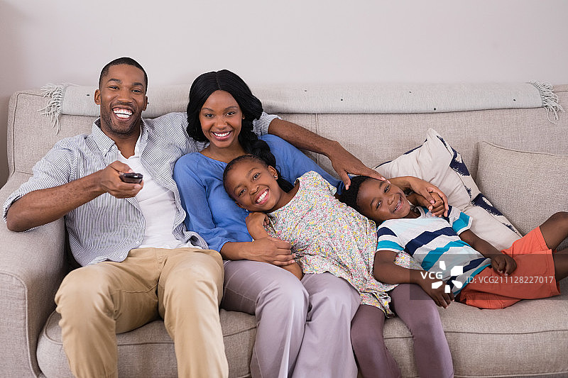 幸福家庭在家看电视的肖像图片素材