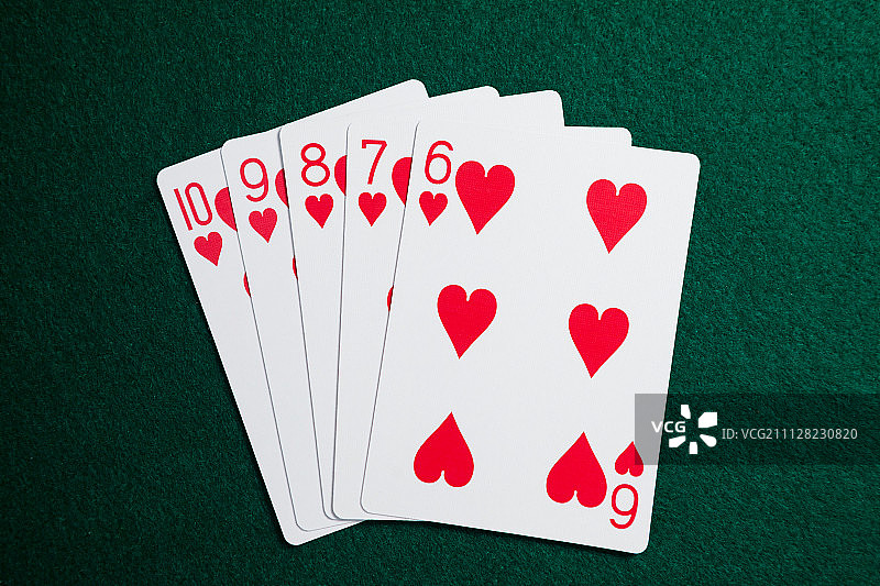 在赌场中排列在扑克桌上的扑克牌图片素材
