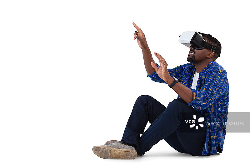 在白色背景下使用虚拟现实耳机和数字平板电脑时，男人的手势图片素材