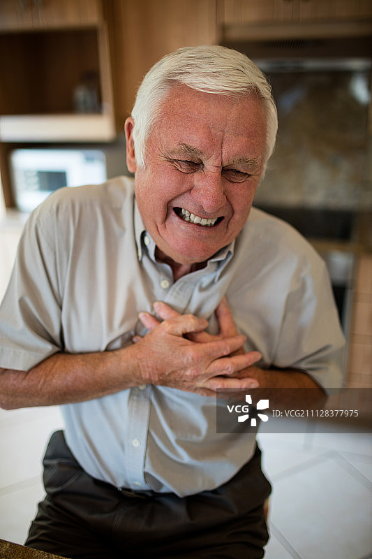 老人心脏病发作在家厨房里图片素材