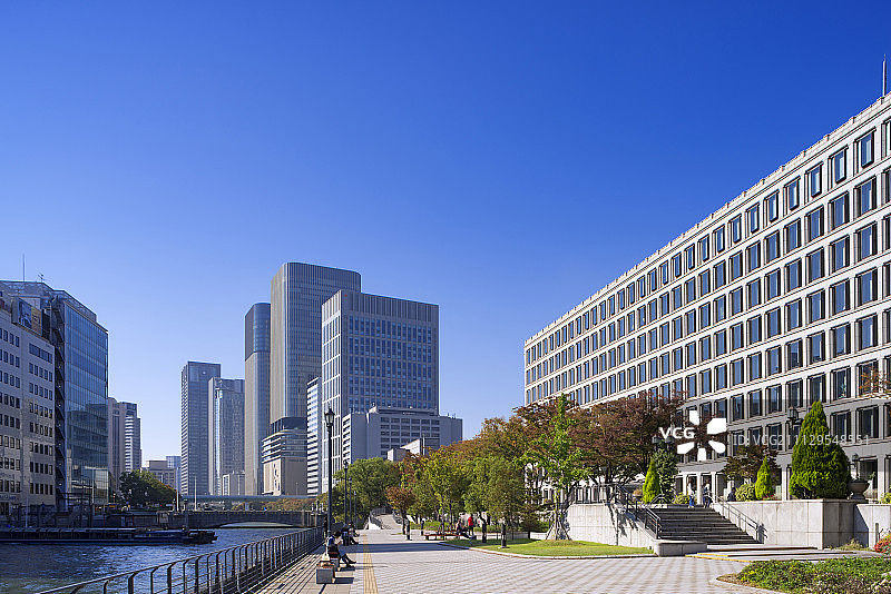 日本大阪，鸟腹里河与大阪市政府大楼图片素材