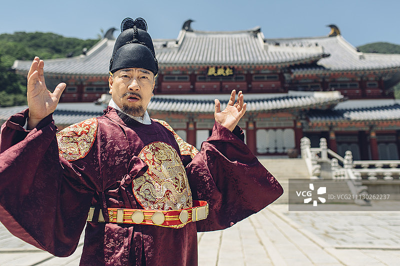 愤怒的老男人在韩国国王服装图片素材