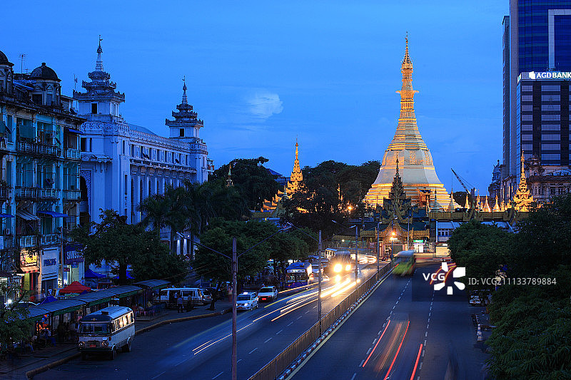 缅甸仰光 市区的佛塔和街道图片素材