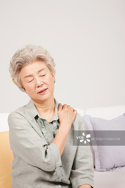 韩国老年妇女感到肩膀疼痛图片素材