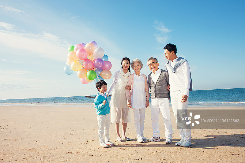 气球和海上来的三个家庭图片素材