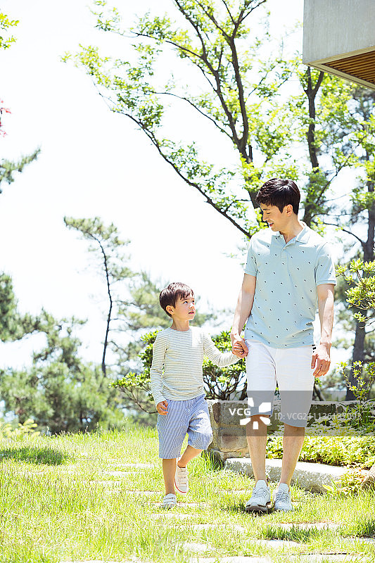 孩子们和爸爸在院子里玩得很开心图片素材
