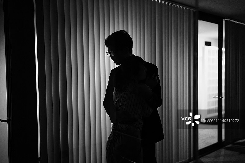 黑白 单色 办公室恋情图片素材