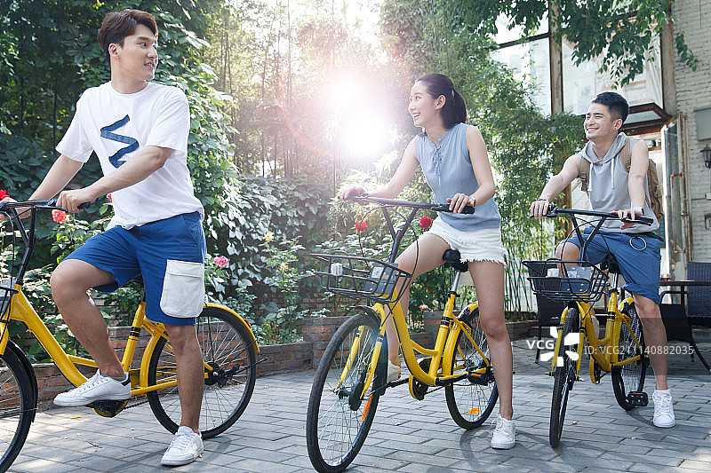 青年人骑自行车图片素材