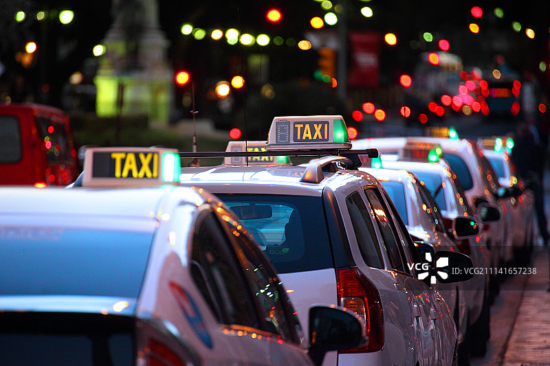 西班牙 马拉加 夜晚的出租车图片素材