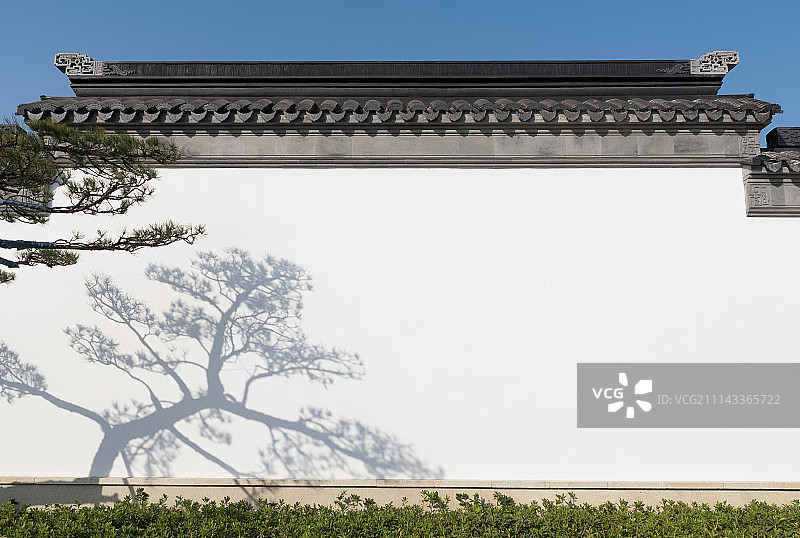 中国传统建筑与阳光下的树影图片素材