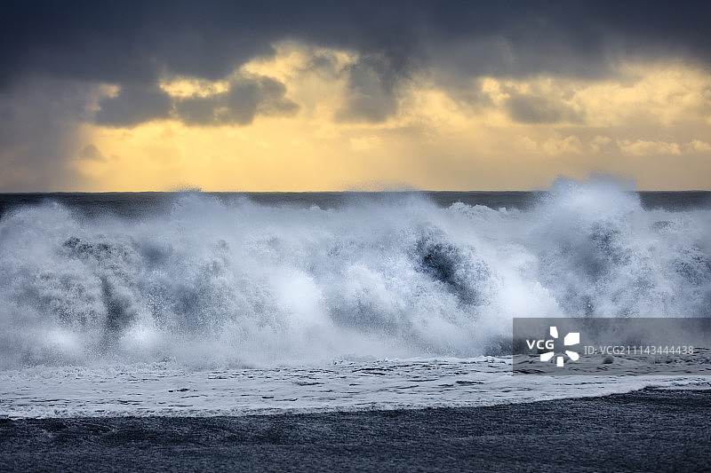 冰岛维克镇黑沙滩海浪日落图片素材