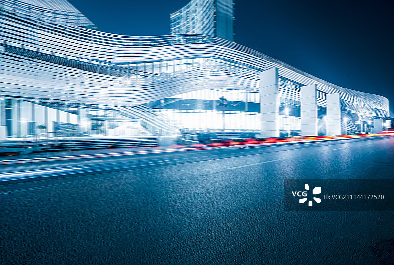 未来感摩天大楼繁华夜景和光轨道路速度特效图片素材