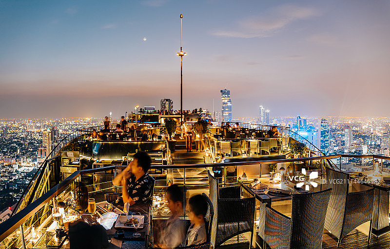 泰国楼顶酒吧与城市风景图片素材