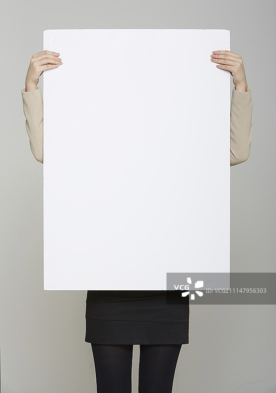 一个女人举着白旗的工作室拍摄图片素材