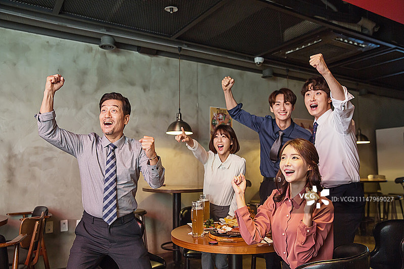 韩国人，白领(职业)，酒吧(酒吧)，世界杯足球，欢呼(聊天)，兴奋图片素材