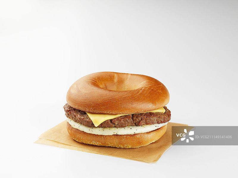 一个汉堡，鸡蛋和奶酪在百吉饼里图片素材