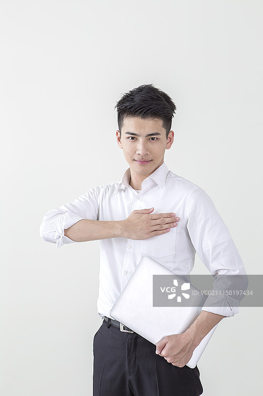 一位办公男性把手放在胸前作承诺的手势图片素材