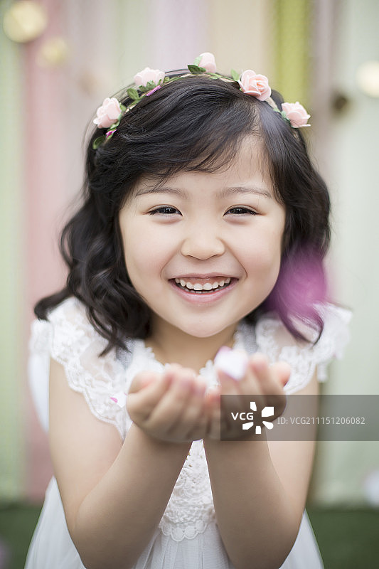 装扮成天使的小女孩在玩五彩纸屑图片素材