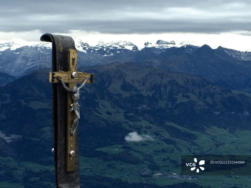 在瑞士阿尔卑斯山的十字架与缓慢移动的云图片素材