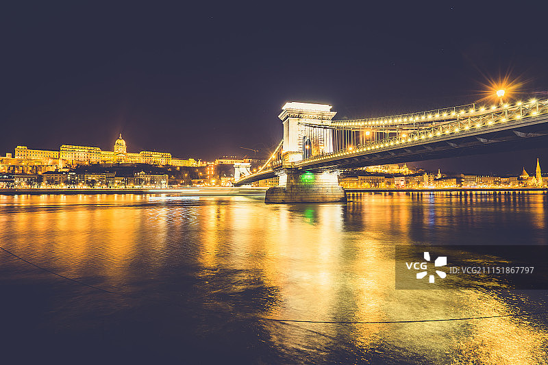 匈牙利布达佩斯多瑙河上的铁链桥图片素材