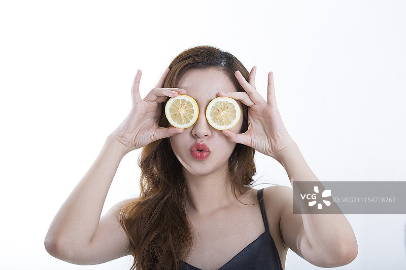 青年女人美容护肤，关于柠檬的秘密图片素材