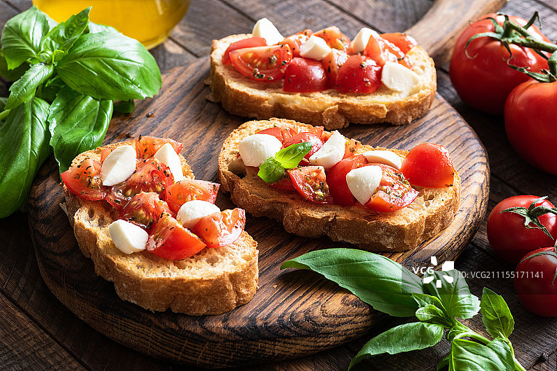 意式烤面包配番茄、罗勒和马苏里拉奶酪图片素材