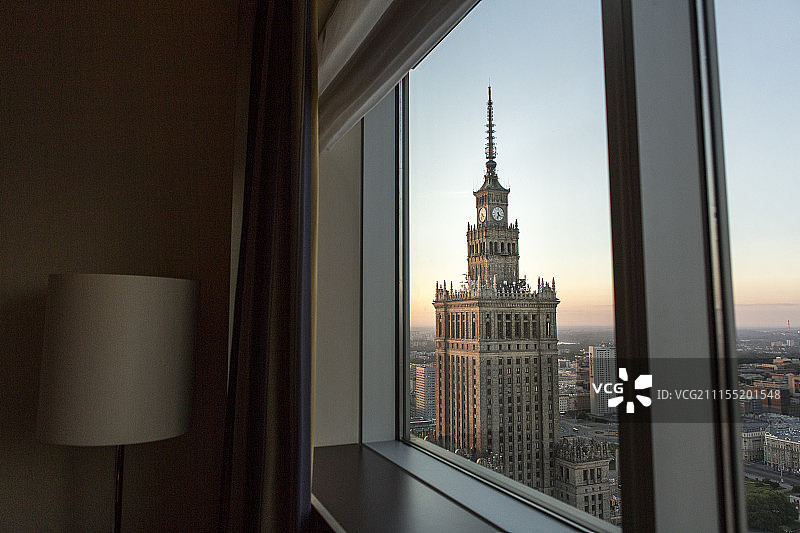 东欧透过窗户的城市景观摄影图片素材