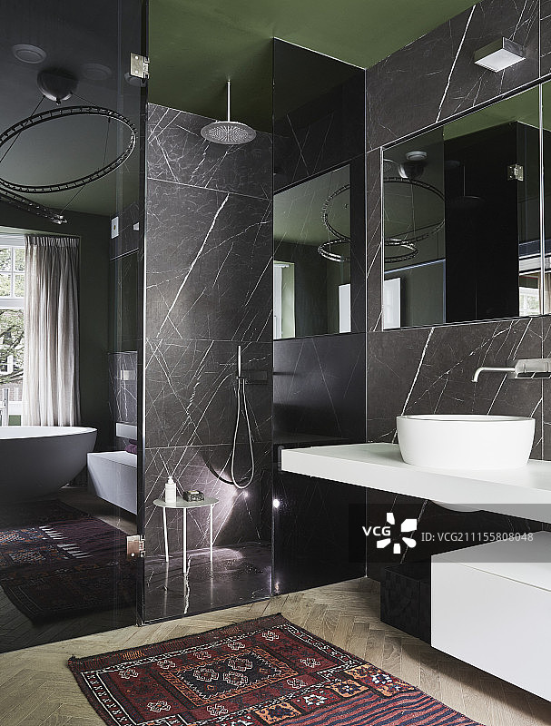 大理石墙壁和步入式淋浴在现代浴室图片素材