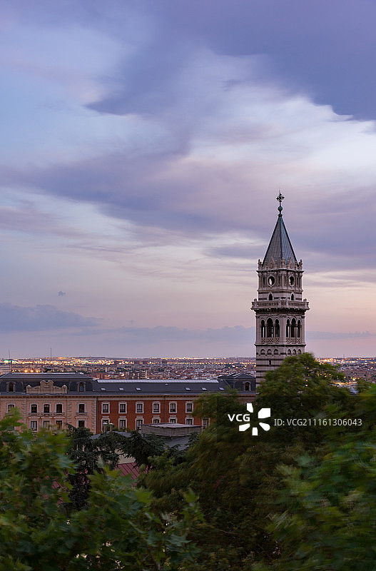鸟瞰西班牙马德里教堂及城市夜景景观图片素材