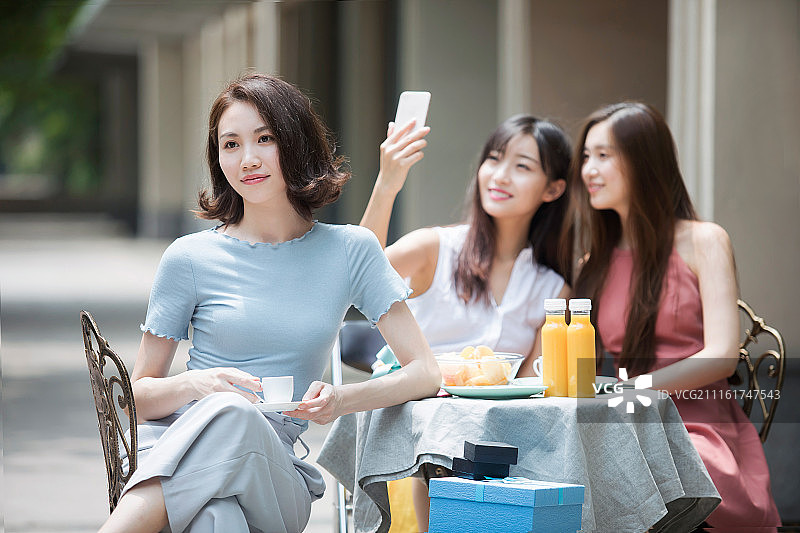 三个年轻女孩在喝下午茶图片素材