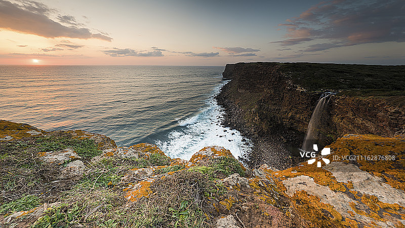日落时的悬崖和大海图片素材