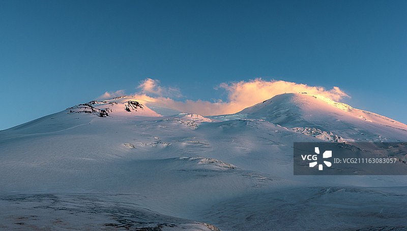 白雪皑皑的山峰映衬着晴朗的天空图片素材
