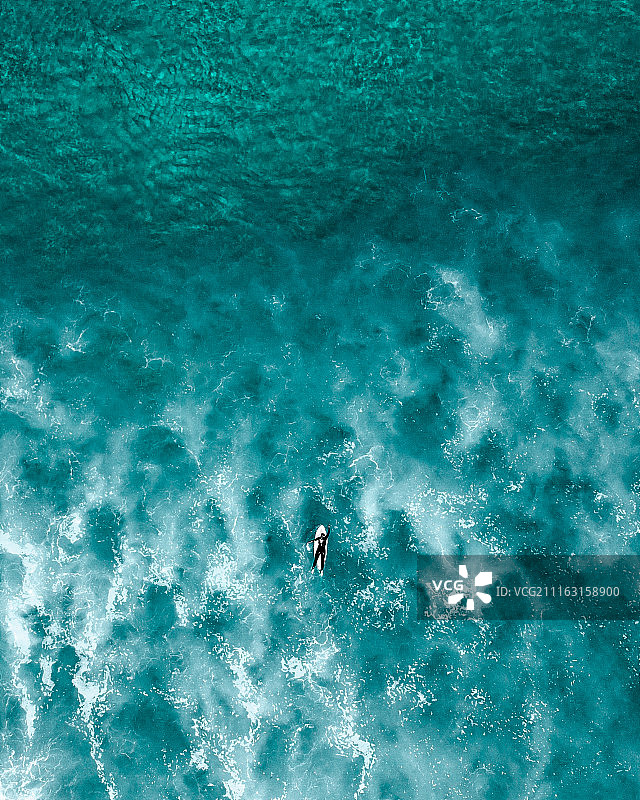 海上孤独的冲浪者鸟瞰图图片素材