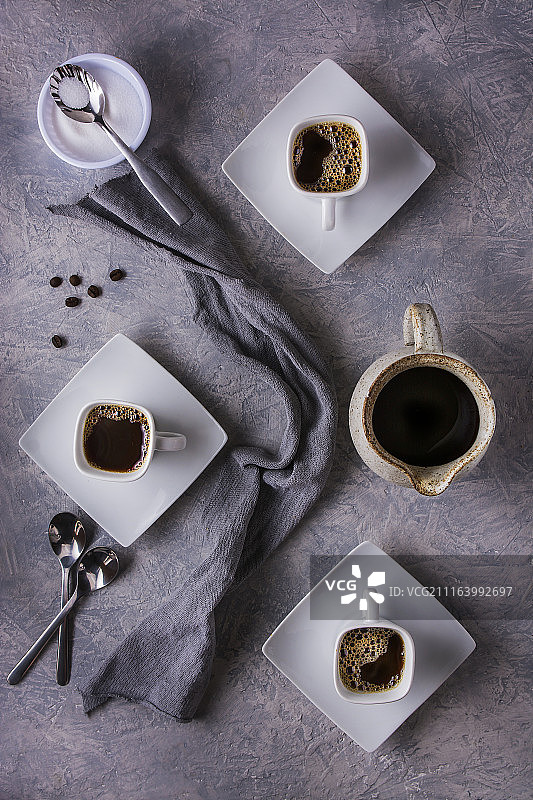 咖啡杯放在方形的盘子里图片素材