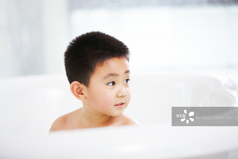小男孩在洗澡图片素材