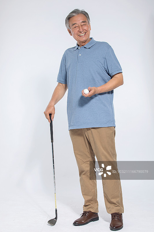 打高尔夫球的老年人图片素材