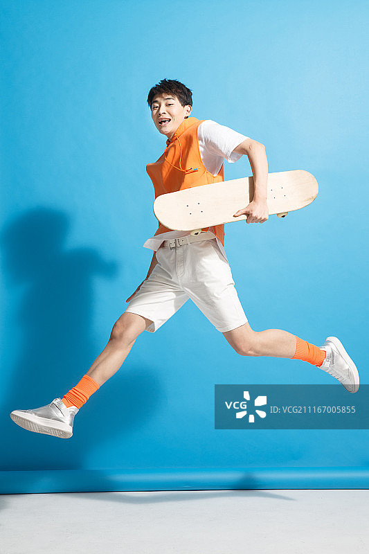 青年男人玩滑板图片素材
