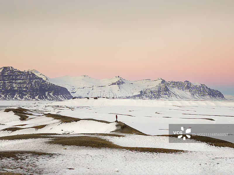 在覆盖满白雪的冰岛上拍的日落图片素材