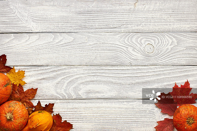 秋天的叶子和南瓜在旧的木制背景与复制空间图片素材