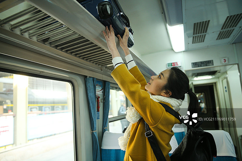 青年女人在火车上图片素材
