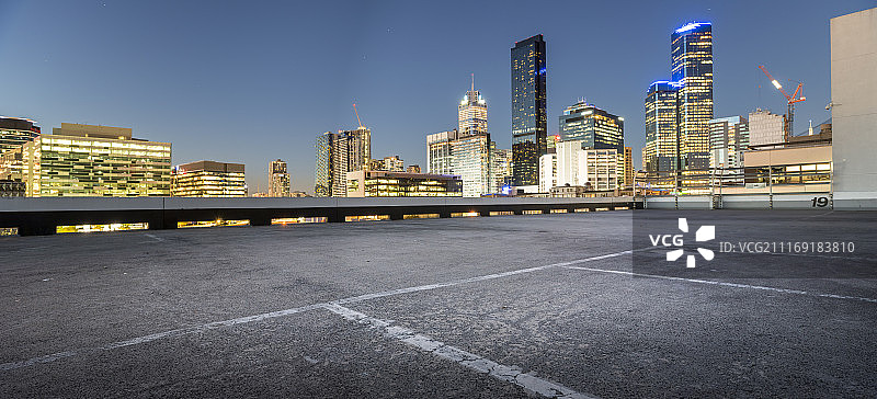 俯瞰城市天际线的屋顶停车场图片素材
