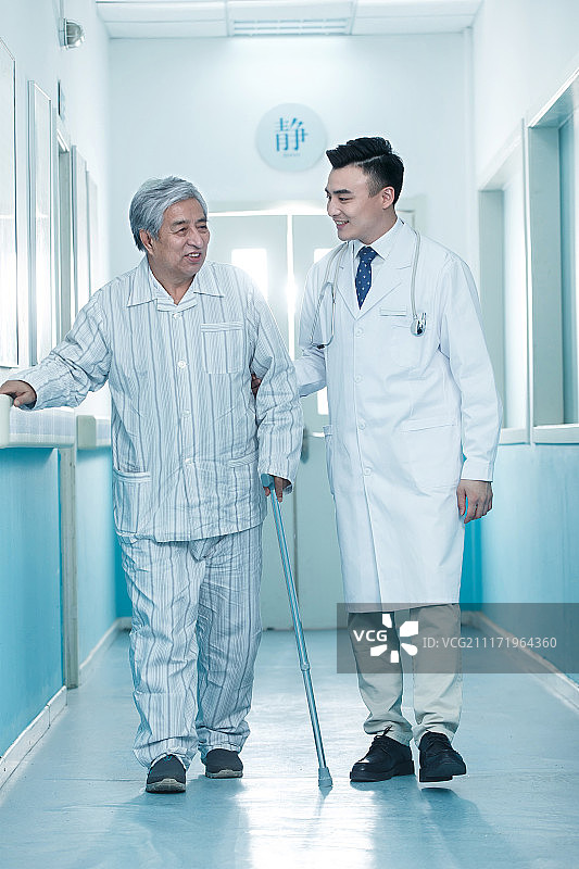 医生和老年男人在医院走廊图片素材