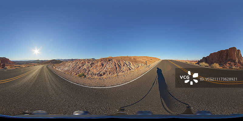 岩石沙漠中柏油路的一个拐弯处图片素材