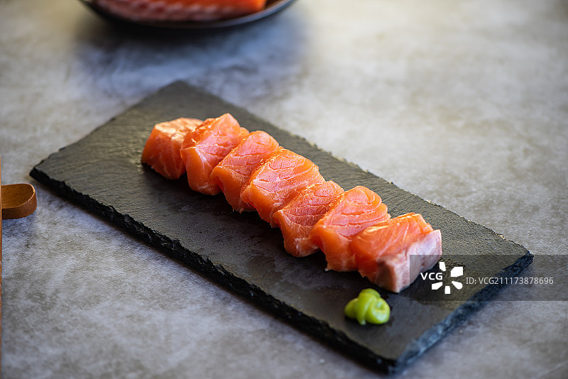 日式料理三文鱼刺身寿司图片素材