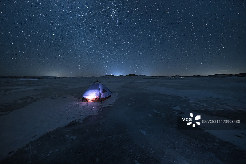 星空下冰面上露营的帐篷图片素材