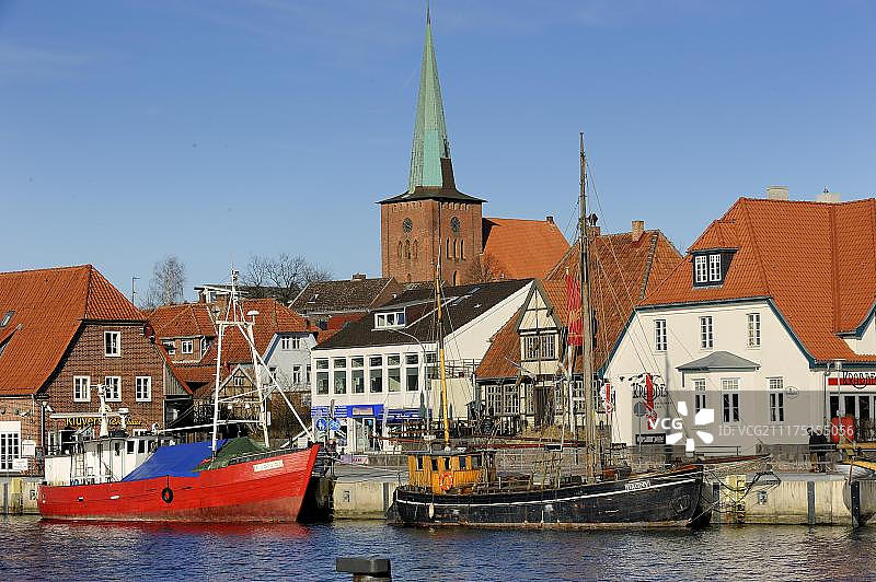 海港，城镇教堂后，诺伊施塔特在荷尔斯泰因，石勒苏益格-荷尔斯泰因，德国，欧洲图片素材